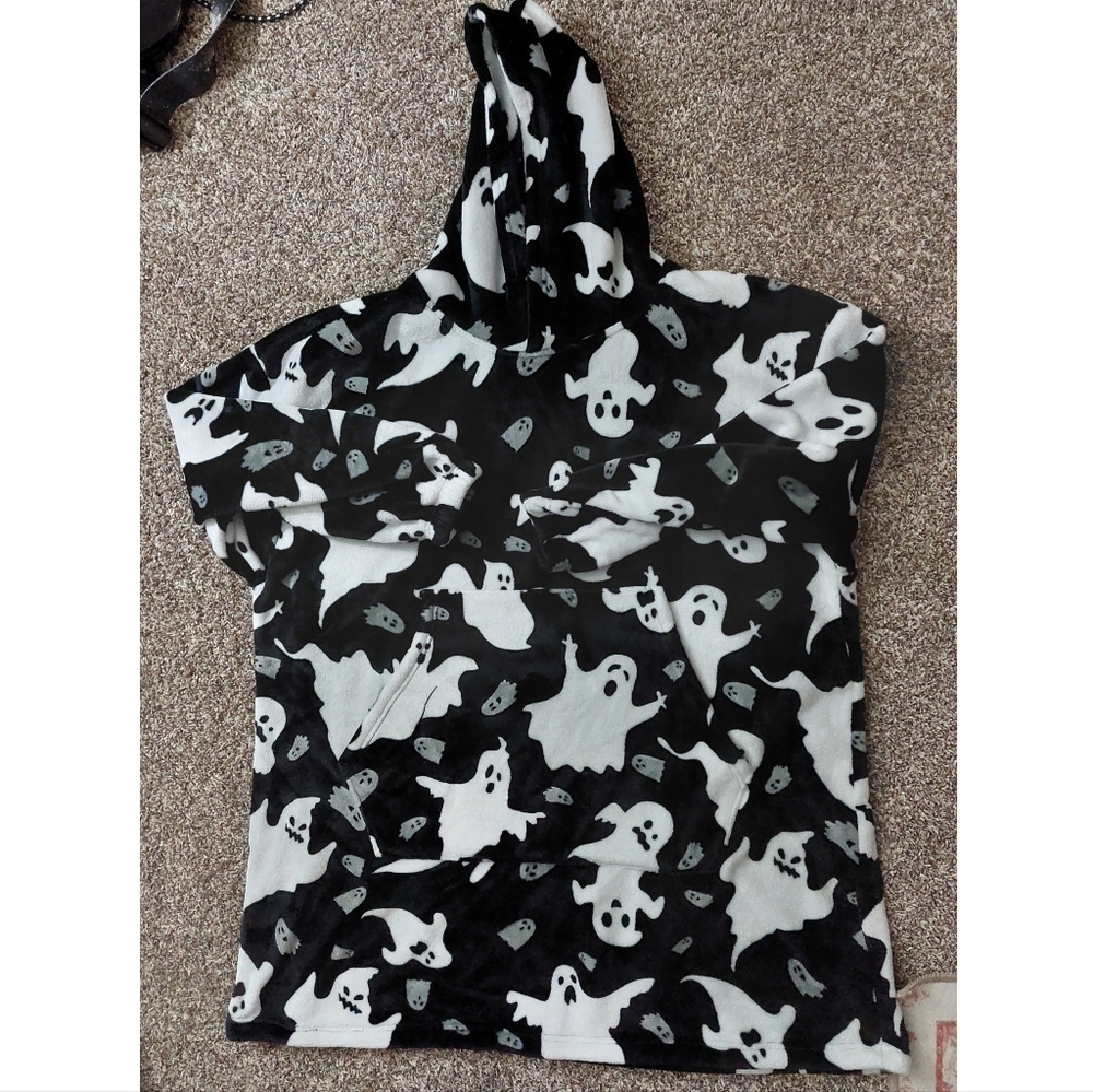 NWOT Ghost Wearable Hooded Blanket